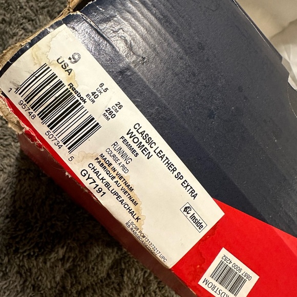 Reebok shoes never been worn with tags still on them. - Picture 6 of 7